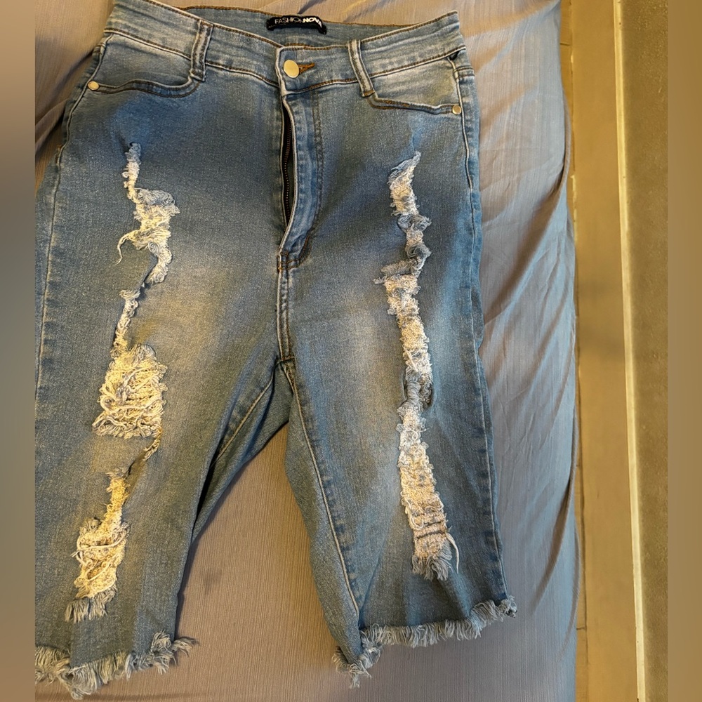 Short light washed jeans